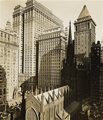 (UNDERWOOD & UNDERWOOD) Trinity Chuch and New York Financial District. 1925.                                                                     